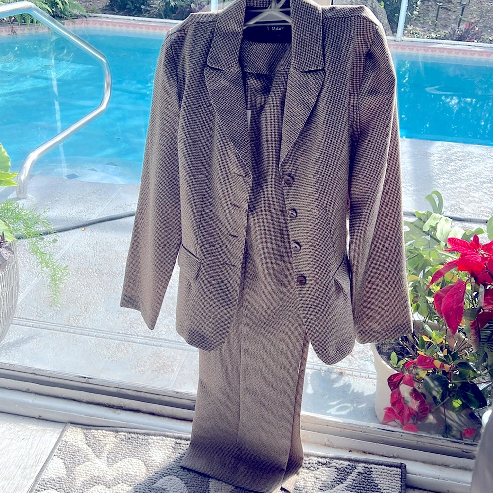 2 piece suit never been used size 8